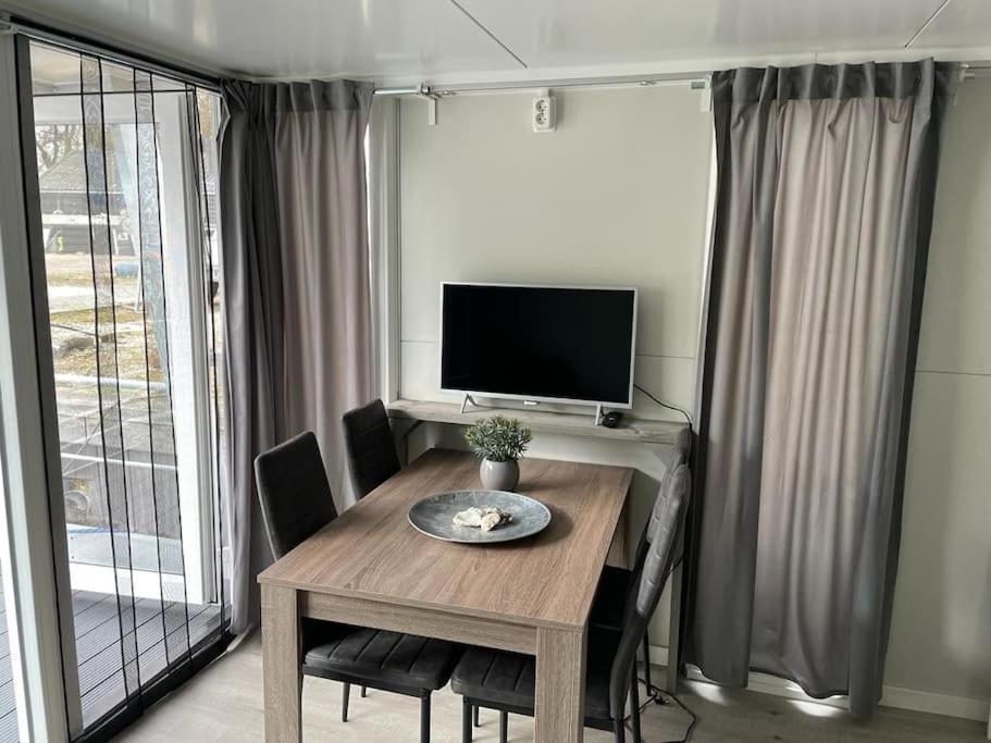 Houseboot Kingfisher, Lake View 비딩허젠 외부 사진